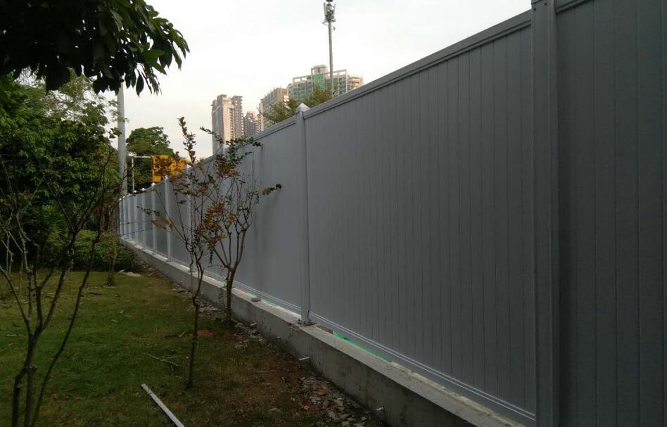 深圳PVC圍擋施工廣泛應用于工地施工區域或者交通道路上
