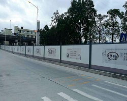  鋼結構材質的圍擋生產離不開專業(yè)人員的辛苦勞作
